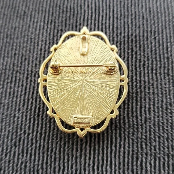 Trifari Cameo brooch and earring set - Picture 4 of 10